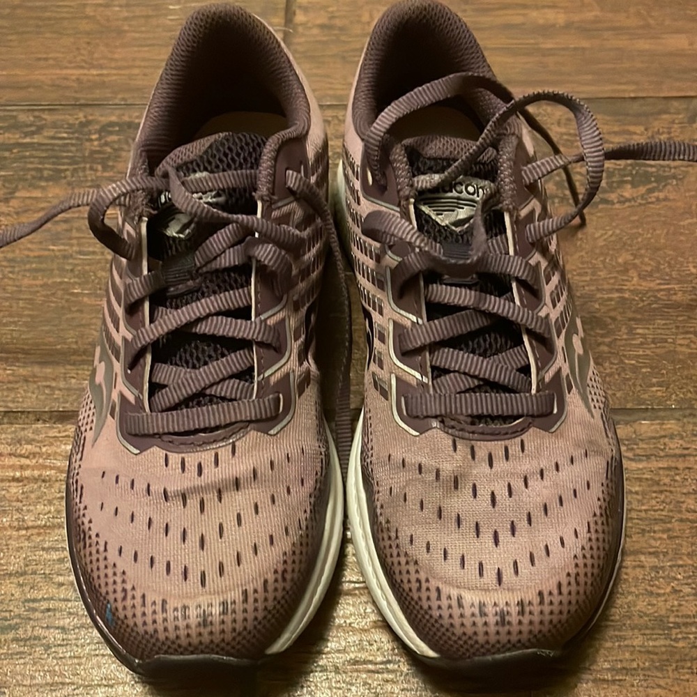 SOLD 🔴 
Saucony kids running shoes